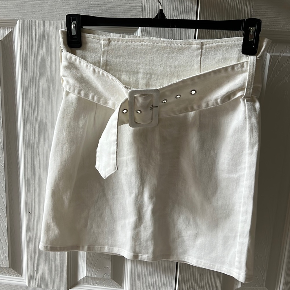 Signature8 white deminm skirt with belt. NWT